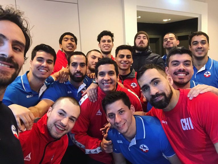 Chile festejo camarines (Balonmano Chile 1)