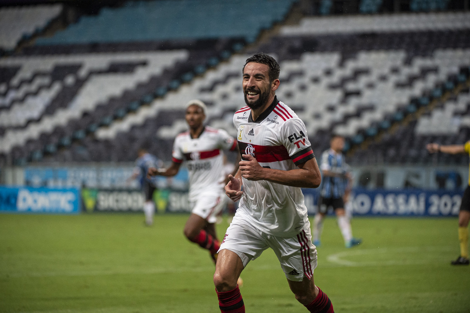 Mauricio Isla anotó un gol en triunfo de Flamengo sobre Gremio de César Pinares en Brasileirao | Radio Sport