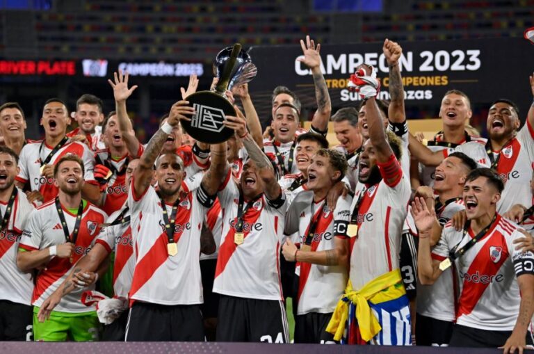 River campeon de Campeones trofeo (River edit 1)
