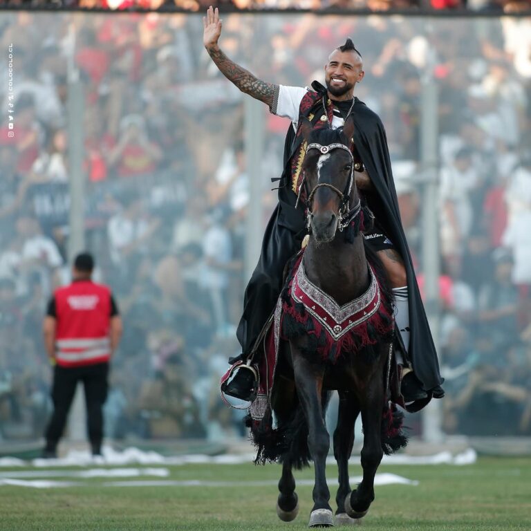 Arturo Vidal presentado ante hinchas de Colo Colo (CCcl 5)