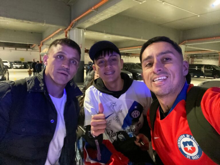 Chilenos con Alexis